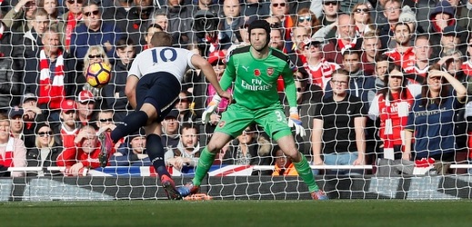 Brankář Petr Čech z Arsenalu v nedělním londýnském derby s Tottenhamem odchytal jubilejní 500. ligový zápas v kariéře. 