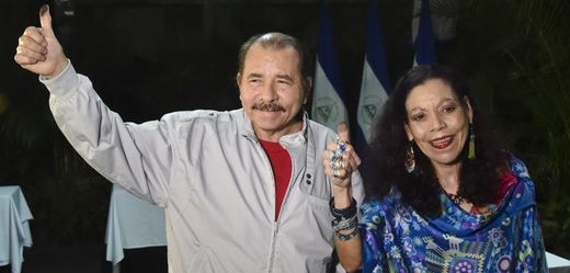 Daniel Ortega a jeho manželka Rosaria Murillová.