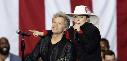 Hudebníci Jon Bon Jovi a Lady Gaga podpořili svým účinkováním v Raleigh kampaň demokratické kandidátky na prezidentský úřad Hillary Clintonovou.