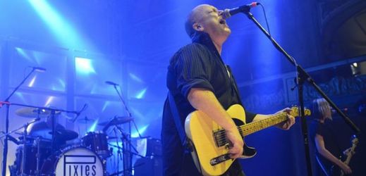 Americká skupina Pixies v čele se zpěvákem Frankem Blackem.