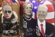 Volby oplývají řadou kuriozit. Příkladem jsou ruské matrjošky s obrazem kandidátů (vpravo a uprostřed). 