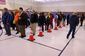 V Pennsylvánii stáli voliči frontu ve volební místnosti na basketbalovém hřišti.