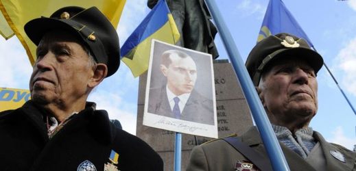 Ukrajinští nacionalisté s plakátem Stepana Bandery.