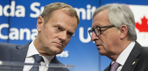 Donald Tusk (vlevo) a Jean-Claude Juncker pozvali Trumpa na summit.