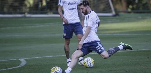 Argentinec Lionel Messi s novým tetováním na tréninku reprezentace.