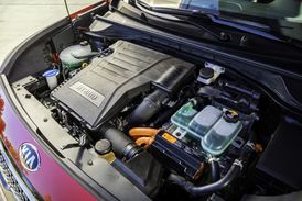 Hybridní pohon využívá spalovací motor a elektromotor.