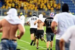 Fanoušci Baníku Ostrava vtrhli na hřiště v zápase s Opavou