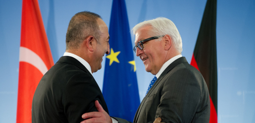 Září 2014. Ministři zahraničí Mevlut Cavusoglu (vlevo) a Frank-Walter Steinmeier.