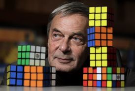 Erno Rubik, vynálezce Rubikovy kostky.