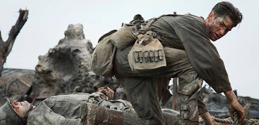 Hacksaw Ridge: Zrození hrdiny, film oscarového režiséra Mela Gibsona, inspirovaný sku-tečným příběhem muže, který se během války stal hrdinou bez jediného výstřelu.