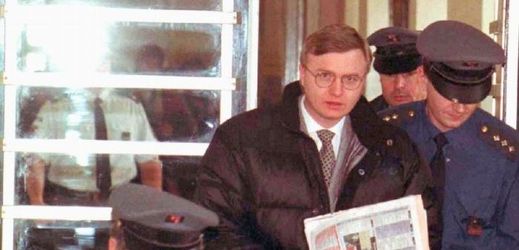 Justiční stráž odvádí syna slovenského prezidenta Michala Kováče mladšího z budovy Krajského soudu v Plzni (1998).