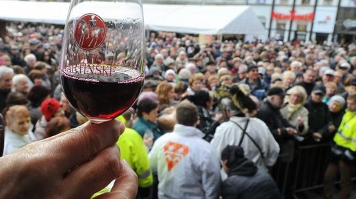 Tisíce lidí přihlížely 11. listopadu na náměstí Svobody v Brně otevření první lahve letošního ročníku Svatomartinského vína.
