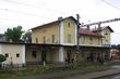 Stanice Nepomuk neleží přímo v Nepomuku, ale nedaleko od něj v obci Dvorec.Cestující tak cestou k vlaku musí absolvovat krátkou procházku. 