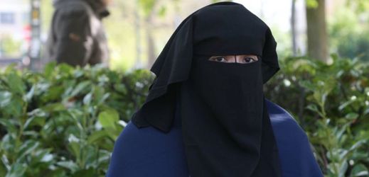 Zahalená žena odmítla ukázat svou tvář kvůli ověření totožnosti (ilustrační foto).
