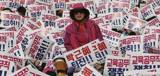 V jihokorejské metropoli Soulu se demonstrovalo za prezidentčinu demisi.
