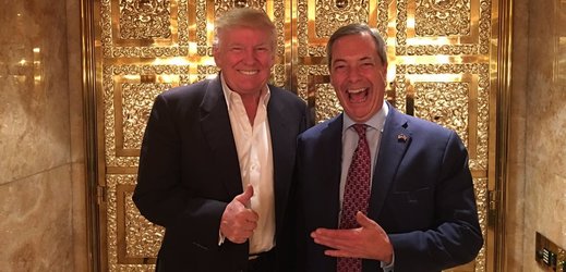 Nigel Farage (vlevo) a Donald Trump.
