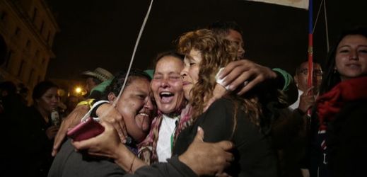 Lidé v Bogotě reagují na radostnou zprávu o uzavření míru.