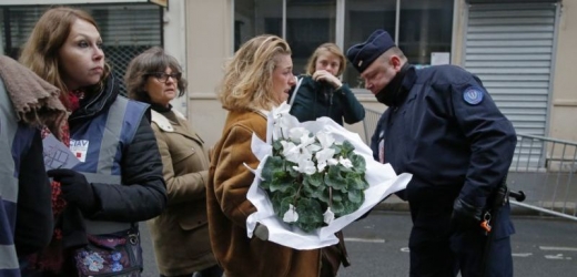 Paříž si připomíná rok od teroristických útoků. Na snímku policejní kontrola jedné z účastnic piety.