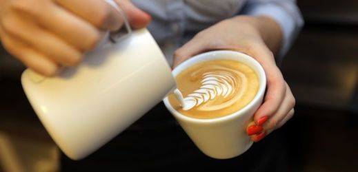 Češi podle průzkumu upřednostňují kávu s mlékem (na snímku cappuccino).