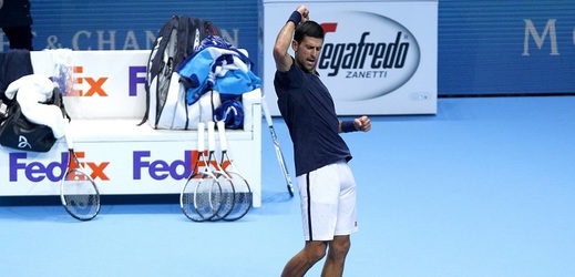 Novak Djokovič udělal první krok v cestě za obhajobou titulu na turnaji mistrů