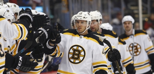 Útočník David Krejčí vstřelil v NHL svůj druhý gól v sezoně, na další přihrál a zasloužil se o výhru hokejistů Bostonu na ledě Colorada 2:0. 