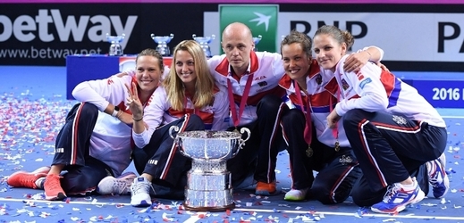 Karolína Plíšková (vpravo) sehrála při vítězství ve Fed Cupu zásadní roli.