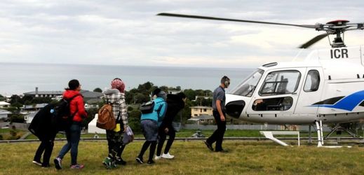 Helikoptéra evakuuje turisty z nejvíce zasažené oblasti.