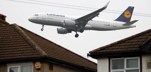 Největší německé aerolinky Lufthansa možná postihne stávky pilotů.