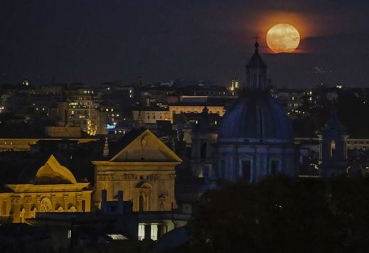 Pohled na měsíc v Římě.