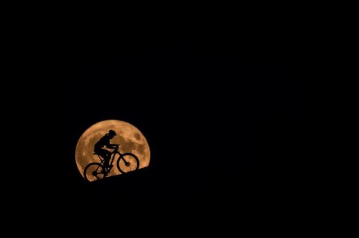 Cyklista za svitu superměsíce.