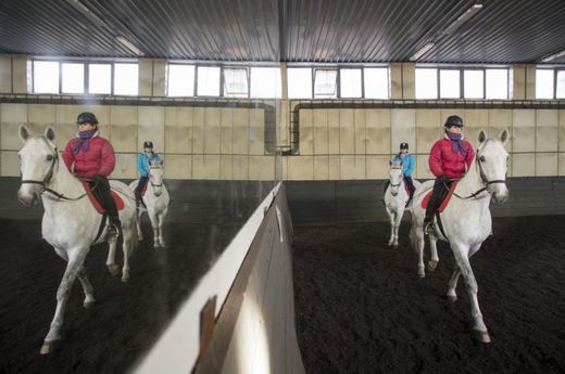 Jízdárnu využívá především Střední škola chovu koní a jezdectví, kterou navštěvuje zhruba 120 učňů.
