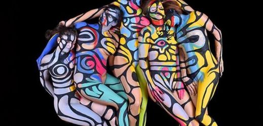 Kompozice propletených ženských těl od amerického umělce Andyho Goluba.