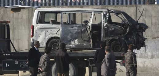 Následky sebevražedného útoku v Kábulu.