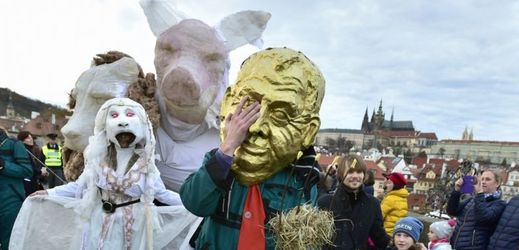 Karnevalový satirický průvod Sametové posvícení k výročí 17. listopadu v centru Prahy.