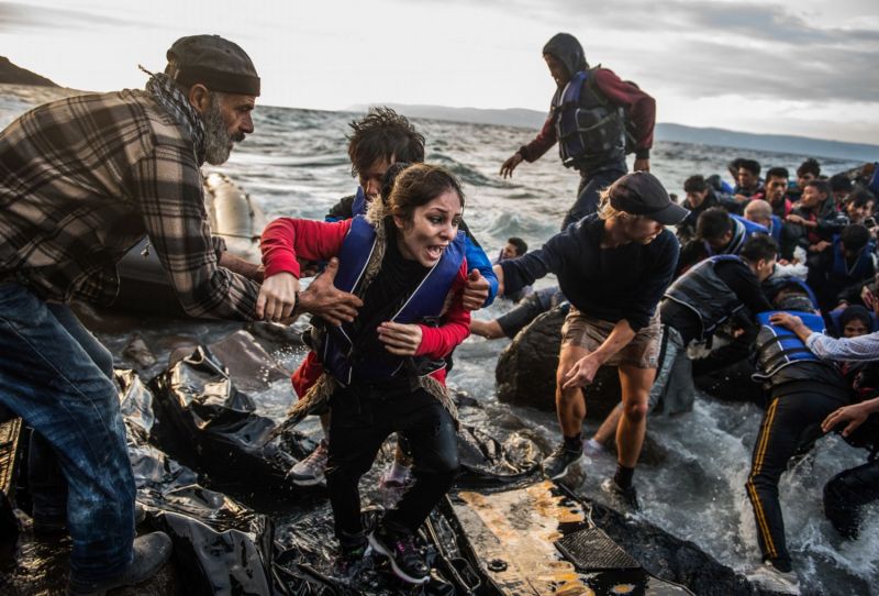 Ostrov naděje - Lesbos 2015
Autor: Filip Singer (EPA)Kategorie: Aktualita
Afghánský uprchlík se brodí u břehu ostrova poté, co vypadl z přeplněného gumového člunu blízko vesnice Skala Sikaminias.