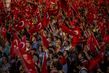 Red Istanbul
Autor: Petr Shelomovskiy (volný fotograf)Kategorie: Aktualita
Tisíce podporovatelů turecké vlády zaplavily ulice Istanbulu. Místní textilní průmysl nezaznamenal nikdy předtím tak velkou poptávku po vlajkách Turecka, jejíž dominantní barvou je právě červená.