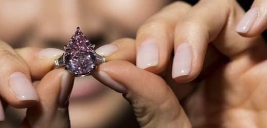 Vydražený růžový diamant je druhým největším a nejdražším svého druhu na světě.