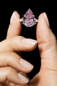 Diamant ve tvaru hrušky má 9,14 karátů a patří do kategorie "fancy vivid".