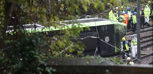 Nehoda tramvaje v Londýně si vyžádala sedm lidských životů.