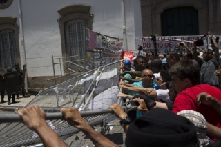 Protestující vyzývali k vojenskému zásahu, protože poslanci prý v Brazílii zavádějí komunistické pořádky.