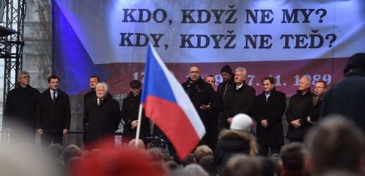 Pražský Albertov. Hosté na pódiu promlouvali ke vzpomínkovému shromáždění.