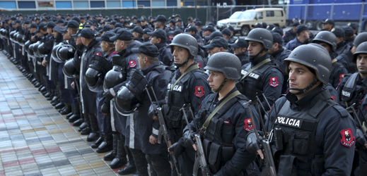 Albánská policie před stadionem v Elbasanu, kam byl přeložen kvalifikační zápas.