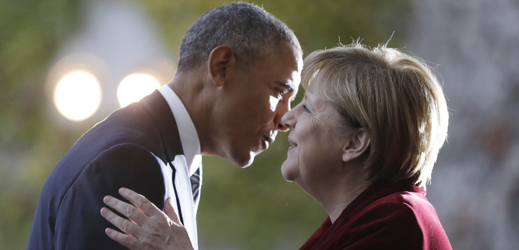 Německá kancléřka vítá amerického prezidenta.