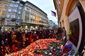 Lidé přicházeli 17. listopadu po celý den zapálit svíčky a položit kytice k pamětní desce na pražské Národní třídě u příležitosti 27. výročí sametové revoluce.