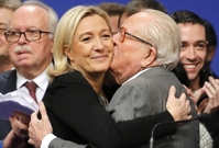 Hrdý otec líbá dceru. Jean-Marie Le Pen a Marine Le Penová.