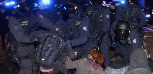 Policie zasahuje proti odpůrcům pochodu na podporu prezidenta Miloše Zemana.