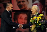 Ceny Paměti národa byly předány 17. listopadu v pražském Národním divadle. Na snímku oceněný pamětník komunistické totality Anton Tomík (vpravo) přijímá gratulaci od moderátora Martina Veselovského.