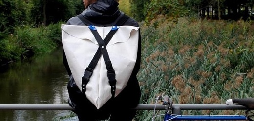 Tvůrčí skupina No Mad Makers vyrábí batohy z odhozených záchranných vest a gumových člunů.