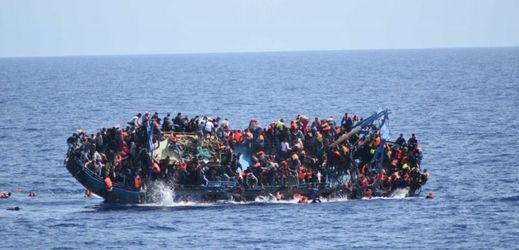 Převrácený člun s migranty (ilustrační foto).