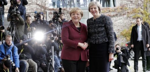 Zleva: Angela Merkelová a Theresa Mayová. 